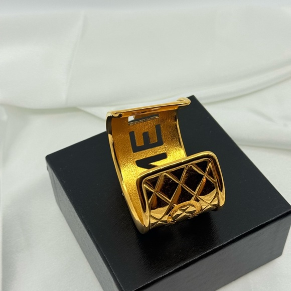 CHANEL Gold Quilted Cut Out Logo Statement Cuff, 1980s - Picture 5 of 15